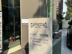 サムジョンホテル前のバス停で降りて、横断歩道を渡って今夜のお宿に到着しました。なんだか墓石みたい・・・。