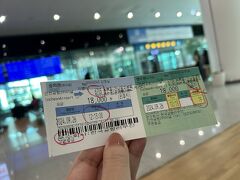 入国したら事前にコネストで買っておいたKALバスのQRコードをチケットに換えて、６７０３で江南エリアへ。ホテル前の道がながーい上り坂になっているのに気づき、これはバス停を間違えたら大変だと、近くなってきたところで運転手さんにNaver Mapを見せて、ベストなバス停を確認しました。１０ｍたりとも荷物を持って上りたくないような坂道だったので～。