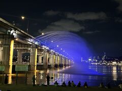 380個のノズルから水を噴射、音楽に合わせて光の演出も加わります。