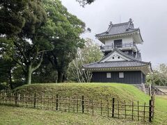 手前が天守台（二重櫓）の跡