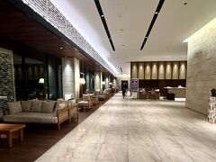 【イソラス（ISORAS）チカラン・ホテル】

互いに会うのは、24年以上ぶり...

おお、お前、樽の様にパンパンじゃないか～とか、おお、互いに老けましたな...みたいな事を言ったり、思いながら、先輩の車に乗り込む。


写真：おお、すごい綺麗やん！