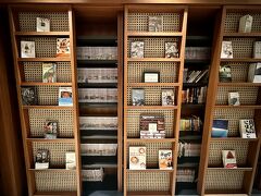 【イソラス（ISORAS）チカラン・ホテル】

ここ「チカラン」まで来たのは、ほぼ初めてかも...

私がこの地に住んでいる頃、「カラワン」だとか、「Lippoカラワチ」などが、漸く新規投資・開発され始めてた時代...


写真：並んでいるのは日本の書籍。我々の世代が本を見ると...つい足を止めて眺めてしまう。