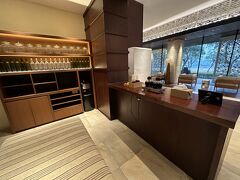 【イソラス（ISORAS）チカラン・ホテル】

とても外国人が住むなんて想像もつかない場所だったのに...今や「東南アジア最大」のイオンができたり、日本人学校の分校まで開校しているんだとか。


写真：淹れ立てのコーヒーが置いてあり、いつでもお部屋に持っていける...