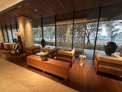 【イソラス（ISORAS）チカラン・ホテル】

以前は、ジャカルタのスマンギ交差点を中心に広がっていた高速道路網も、今や外回りの巡回（迂回）高速道路ができたそうで、ジャカルタ中心部のあの渋滞を避けて、直接、工業団地まで向かえるんだそう。


写真：おお、なんだか、素敵な内装...