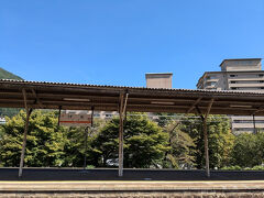 下呂に到着
ホームから見えるのは水明館

ホームへの入退場は駅員に管理されていて、急かされはしませんが、ホームに長居はできない感じ
帰りもホームへの入場は次列車の乗客のみ