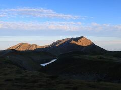 向こう側の大日岳にも朝日が…。