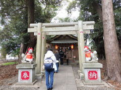次に向かったのは息栖神社。まずは稲荷があったのでご挨拶。服を着ていてかわいい。