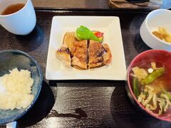 メインは栃木県産鶏のグリルにしました。

この御膳で２,５００円は良心的なんじゃないでしょうか。インバウンド目当てのようなラーメン屋さんはラーメン１,５００円とかしてたし。

店員さんもキビキビと、感じのよい方でした。