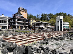 チェックアウトの日は、宿の駐車場に１１：００ごろまで駐車していても大丈夫ですよー＾＾とのことでした。(混雑具合によって変わるかもしれません)

私たちは、この日はまだまだのんびり観光したかったので、早めに近くの湯畑観光駐車場に移動させることにしました。
（ホテルスタッフさんが、土曜日はお昼前には満車になることが多いと教えてくださったので、念の為早めに車を移動することに決めました＾＾）