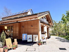 登った先には、いい感じのカフェがありました

「月の貌(かお)」というカフェです。
少し歩き疲れたし小腹も空いたので休憩です＾＾