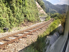 さっそく特急に乗り、立野駅を出てスイッチバックへ。
ここから阿蘇の外輪山を登っていきます☆

基本的にはカルデラ(火口)なので山に囲まれていますが、この立野駅のある周辺だけは川が流れていて、山が少し崩れて低くなっている部分で、ここを豊肥本線や道路が阿蘇のカルデラ内に向かって走っている感じになっています。

それでも勾配がきついので、33‰(1キロで33メートル)の坂道をスイッチバックで登ります。鉄道的にはかなりきついです。
ディーゼル気動車で時間をかけて登ります。