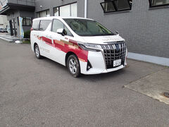 午後のバスツアー参加の為、フェリーターミナルに戻る途中、東京２０２０オリ・パラ公式車両を目撃しました。築地市場跡地にたくさん待機していた記憶があります。