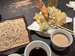 大行列でしたが帰りに通ったら空いてました。ゴマだれがとても美味しく、天ぷらは大きな海老と野菜の種類も多く、サクッとしていて美味しく頂き帰路につきました。