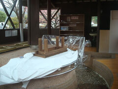 笹原公園の足湯は休止中。どちらにしろ時間がないので入れませんでしたが。
私は河津桜原を見たいのですが、出店での買い物が目当てで来た母は、この先も出店がなさそうだしここから駅に引き返して待っているとのこと。笹原公園から一人で歩きます。