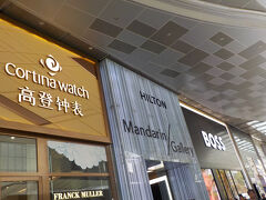 わかりにくい、お店の間に出入り口があり、エレベーターに乗りフロントへ。