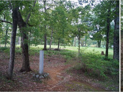 鉢形城 本丸跡
鉢形城は、文明8年（1476）関東管領の山内上杉氏の家臣長尾景春（ながおかげはる）が築城したと伝えられています。
天正18年（1590）の豊臣秀吉による小田原攻めの際に、後北条氏の重要な支城として、前田利家・上杉景勝等の軍と攻防戦を展開し、1ヶ月余りにおよぶ籠城の後、北条氏邦は6月14日に至り、城兵の助命を条件に開城しました。
開城後は、徳川家康配下の成瀬正一（なるせまさかず）・日下部定好（くさかべさだよし）が代官として統治しました。