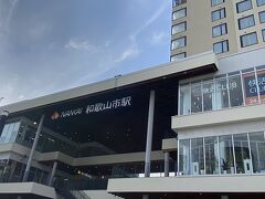 15:19到着～。南海電車で来てたのね。
和歌山市には、「和歌山市駅」と「和歌山駅」があって間違えそう。
始めに和歌山城へ行きます。