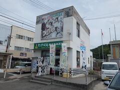 駅前の観光案内所。やたらにぎやか。もう竹要素はありません。