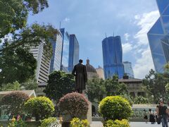 駅前の皇后像広場。
香港上海銀行頭取だったトーマス・ジャクソンの銅像の後ろ姿。
彼の目の前にあるのが終審法院(最高裁判所)、その奥にある特徴的なビルは、ザハ・ハディド設計のThe Henderson。

全部中途半端な写真ですみません。