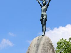 原爆の子の像。
被爆し後に白血病でこの世を去った女の子を祈念して建てられたモニュメント。
