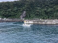 6:30伊豆大島岡田港に入港しました。漁船が次々と漁に出て行きました。