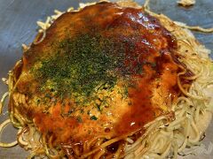 駅に戻って遅めのお昼ご飯。
みっちゃんでお好み焼き。
自分は肉玉そばしか食べません。お好み焼きと言ったらこれです。
関西のはお好み焼きとは言えませんし、マヨネーズなんて邪道もいいとこ。