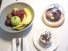 帰ってきて、テーブルに何か置いてある。マネージャーの手紙付で、お詫びの品でした。
すご～い。フルーツの盛り合わせ、マカロン、ケーキ。
私たちすごく、怒っていませんよ～英語わからないし、日本語あまり通じないし。