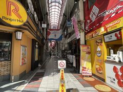 大阪府大阪市中央区難波千日前『千日前道具屋筋商店街』

長崎ちゃんぽん【リンガーハット】難波千日前店の写真。

2024年6月12日に開業したハイアット系列のホテル
『キャプション by Hyatt なんば 大阪』でアーリーチェックインをし、
お部屋のチェックを済ませたあと、お出かけします。

ここまでのブログはこちら↓

<大阪 ① 羽田空港第2ターミナル『ANAラウンジ』本館北&本館南★
クレジットカード会社ラウンジ『エアポートラウンジ（南）』
羽田空港 ー 関西国際空港ANA国際線仕様NH093便（エアバスA320）
搭乗記★関空から空港リムジンバスで『ユニバーサル・スタジオ・
ジャパン（USJ）』へ♪>

https://4travel.jp/travelogue/11934320

<大阪 ② 『ユニバーサル・スタジオ・ジャパン（USJ）』で人気の
ハミクマって知ってる？スーパー・ニンテンドー・ワールド
【マリオカート ～クッパの挑戦状～】【ヨッシー・アドベンチャー】
【キノピオ・カフェ】【ヨッシー・スナック・アイランド】>

https://4travel.jp/travelogue/11930007

<大阪 ③ 『ユニバーサル・スタジオ・ジャパン（USJ）』
ハッピーハロウィーン♪「ハロウィーン・ホラー・ナイト」
観客が笑顔に！こんなに恐ろ楽しい世界があったとは！
ミニオン・パーク＆ウィザーディング・ワールド・オブ・
ハリー・ポッターエリアへ>

https://4travel.jp/travelogue/11931417

<大阪 ④ 『ユニバーサル・スタジオ・ジャパン（USJ）』
「ユニバーサルシティ」駅＆「桜島」駅付近にある1万円以下の
激安ホテル『ラ・ジェント・ホテル 大阪ベイ』宿泊記>

https://4travel.jp/travelogue/11932434

<大阪 ⑤ 2024年6月12日に大阪・難波エリアに開業した
ハイアット系列の最新ホテル『キャプション by Hyatt なんば 大阪』
宿泊記★お部屋からの眺望★カフェ＆レストラン【Talk Shop
（トーク・ショップ）】の朝食メニュー【フィットネススタジオ】>

https://4travel.jp/travelogue/11933228