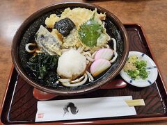 駐車場近くのうどんやさんで夕食。