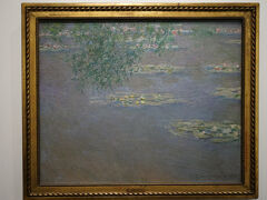 「睡漣」1903年 アーティゾン美術館
モネは1883年より、パリ近郊ジヴェルニーに居を構えました。1890年には家と土地を購入し、セーヌ川支流のエプト川のさらに支流のリュー川から庭の池に水を引き、そこに睡蓮を浮かべて制作を続けました。1901年から翌年にかけては土地を買い足し、池を拡張しています。その後のモネは睡蓮の絵画制作に没頭することになります。この作品では全体を水面が覆い、ところどころに花をつけた睡蓮が浮かぶ様子が描かれています。画面は今にも動き出しそうな躍動感を持っています。