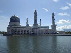 【シティモスク】Kota Kinababalu City Mosque

コタキナバル三大モスクの１つにして、
とにかく映えるコタキナバル随一の観光名所です。
完成まで10年以上の年月がかかったらしいです。