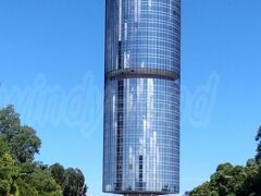【メナラ　トゥン ムスタファ】
Menara Tun Mustapha　(Sabah Foundation Building)

日本人が設計した珍しい筒型のビル。
昔は上に回転レストランがあったそうですが、
今は無くなって回転もしてないようです。
周りに高い建物もないことだし、まわして展望台にしたら良いのに。
下は普通にオフィスビルなんだそう。（まわりません）

水上モスクから次のピンクモスクへの道中にあるので、せっかく日本人が設計したって言うし、写真だけでも撮ろうかな、と寄ったら、結構多くの観光客が撮影してました。