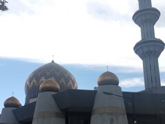 【州立モスク】Sabah State Mosque

コタキナバル三大モスクのラスト。
実際には入れたのかは不明ですが、中には入れないとドライバーに言われたので外観のみ撮影。一番現代的な雰囲気のモスクでした。

この後、州立博物館で降ろして貰ってチャーターは終了…なのですが、覚えていますでしょうか、序盤に記載した「盛大な失敗」を。
それは彼が彼自身のスマホで撮ってくれた写真の数々。
「あ、ブッチされて送ってくれなかった？」って思っておられる方々もいるかもしれませんが、そうではありません。
降り際にチップも渡しておいたということもあり、確かに彼は全て（多分）送ってくれました。・・・が、そのすべてが・・・

画素数15kb程のクソ低画質で送ってきやがった！！ヽ(｀Д´#)ﾉ ﾑｷｰ!!

おそらく枚数が多かったので一度でさっさと送りたかったのでしょうが、当然のことながらそんな画質では人の顔など判別できるはずもなく、この数時間の友人とのツーショットはほぼ彼のスマホからのため壊滅状態。
「これじゃあ顔もわからないので通常のを送って」と返信したものの、本日までなんの連絡も無し。
さすがに悪用されることは無いとは思いますが、皆さん、写真はご自身のスマホで撮りましょう。