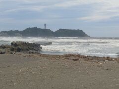 江ノ島周辺にあるレンタサイクルを利用して、鵠沼海岸へ。
15分ぐらい走ったかな？
途中の水族館の行列がヤバくで驚きましたよ。

で、ここは、3つ目の聖地。
インターハイ終了後、花道と流川がそれぞれの目標に向かっていくシーン

私は分かりませんが、友人はめちゃテンション上がってましたわ（笑）
私は久々に砂浜を歩きテンション上がりましたww