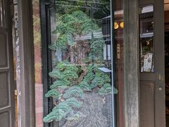 古山閣の立派な松の鏝絵