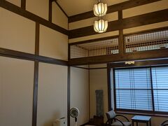 能登屋旅館。
時間になりチェックイン。
部屋数15室。
登録有形文化財の旅館です。

お部屋に案内されました。
別館山側。