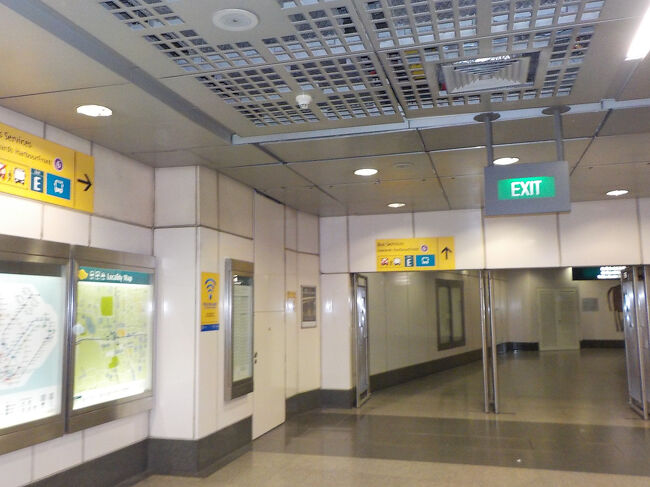 E出口に行きます。