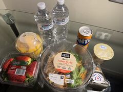 ホテルに戻りスーパーで買ったもので晩ごはんです。
外に食べに行くほどはお腹空いてなかったので。