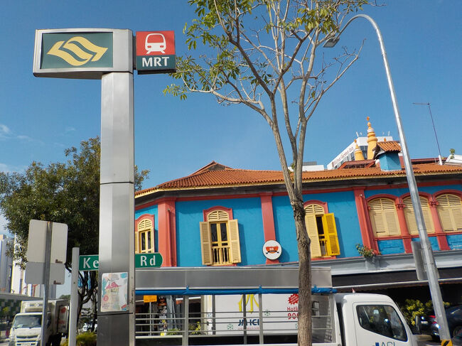 左を見ると、カラフルな建物があります。ここを右に曲がります。<br />道なりに歩いていきます。左側にはお店が並びます。