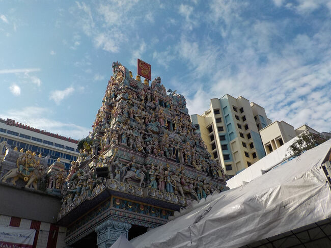 買い物に出かけます。<br /><br />彫刻が細かくてすごい。