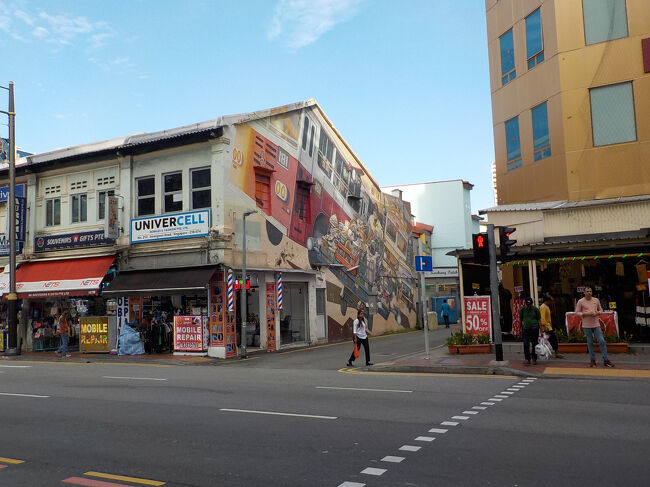 横断歩道がある所で渡らないと、罰金だと書いてありました。<br /><br />向こう側に渡ります。