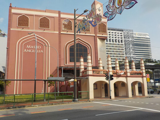 左側にアングリアモスクが見えてきたら、