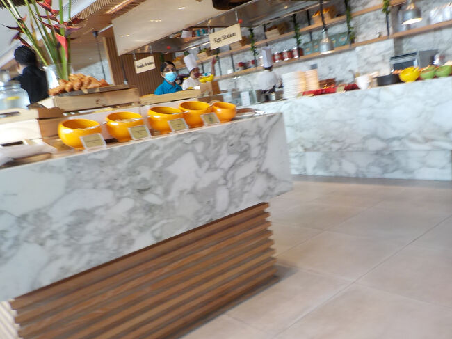 朝食に行きます。８時前は、テーブルが空いてましたが、８時半くらいは混んでいました。みなさんゆっくりなのね～。