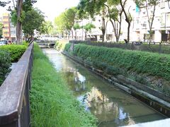 ホテルから緑川沿いに歩いてバス千城駅へ