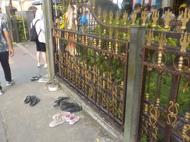 入り口の外で靴をぬぐみたい。足を洗う場所もありました。<br />人も多いし、入るのをやめました。