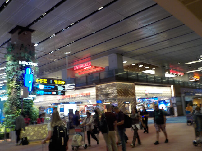 入って右側はDゲートです。うちらはDゲートです。ラウンジもこちらの方にあるので行きます。