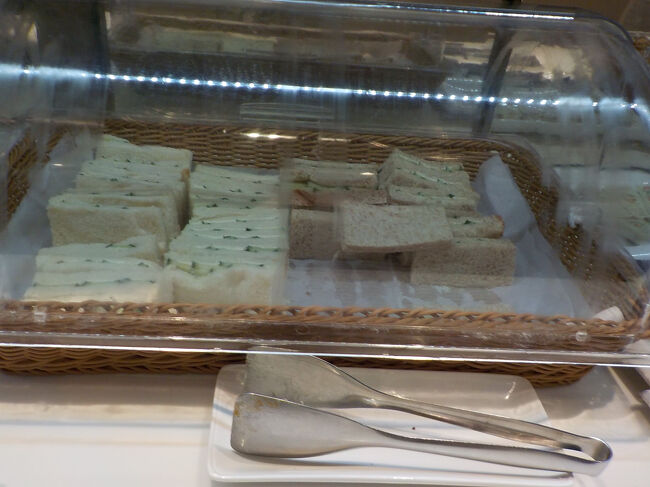 サンドウイッチ１つ食べたけど、パンがパサパサ。こっちはこういうものなの？<br />