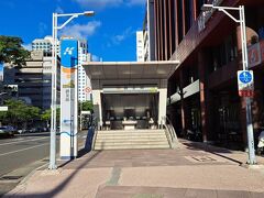 本当は、朝食はすぐそばにある人気のお店「興隆居」で食べようかと思ったのだけど、この日はお休み。
なので前金駅からMRTに乗って衛武営駅まで行くことにします。…