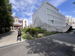演劇博物館の手前の右側の建物が
早稲田大学国際文学館(村上春樹ライブラリー)

手前に波のような造形がある