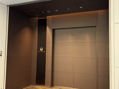 JALファーストクラス搭乗手続きはカウンターではなく、この扉の向こう側でチェックイン